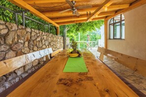 Outdoor dining - Spacious vacation apartment with pool and whirlpool in idyllic tranquillity (Grižane-Belgrad)