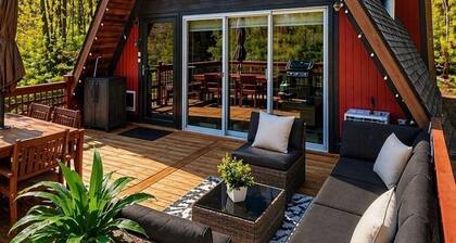 Black Bear Lodge at Hunter Mountain - Hot Tub, Pellet Stove, Peace