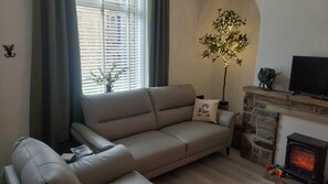 Living area - Discover the charm of Harry’s Hideaway Cottage in the village of Haworth (Haworth)