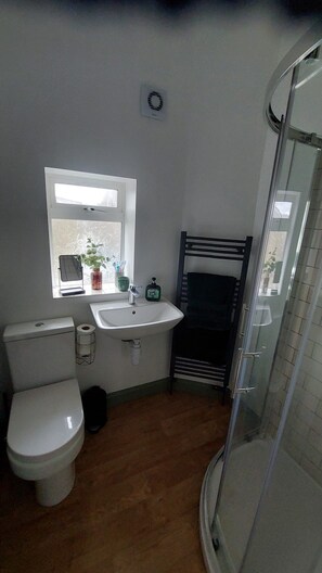 Bathroom - Discover the charm of Harry’s Hideaway Cottage in the village of Haworth (Haworth)