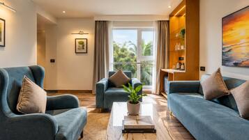 Una sala de estar moderna con dos sofás, una mesa de centro con una planta y una estantería.