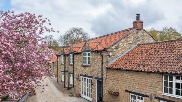 A row of stone buildings with red-tiled roofs and white-framed windows. - Daisy Cottage | Sands Farm (Wilton)