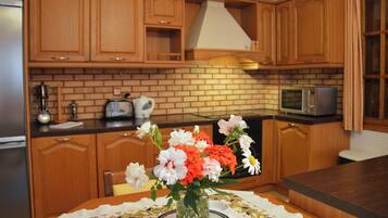 Family Apartment, Garden View | Private kitchen