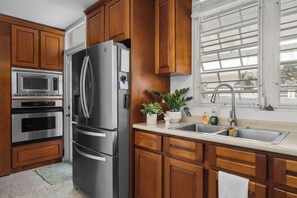 Fridge, microwave, oven, stovetop - A charming San Juan escape on a quiet corner lot—featuring A/C in every room, a cozy backyard, and space for families or groups to relax, work, and explore Puerto Rico with ease ✨ (San Juan)