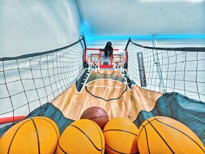 Sports court - BEST Luxury Bradley Circle Beach House | Pool, Hot Tub, Elevator, Game Room, Walk to Beach (Hilton Head Island)