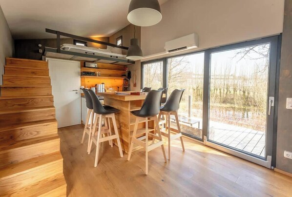 Living room - Tiny House an Zwei Naturteichen - Ruhe, Kamin & Terrasse Nahe Dresden - Best Price! (Grossharthau)