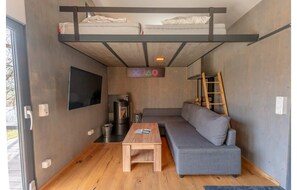 Apartment | Living room - Tiny House an Zwei Naturteichen - Ruhe, Kamin & Terrasse Nahe Dresden - Best Price! (Grossharthau)