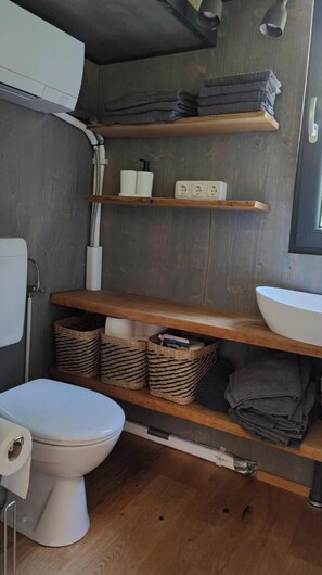 Apartment | Bathroom - Tiny House an Zwei Naturteichen - Ruhe, Kamin & Terrasse Nahe Dresden - Best Price! (Grossharthau)