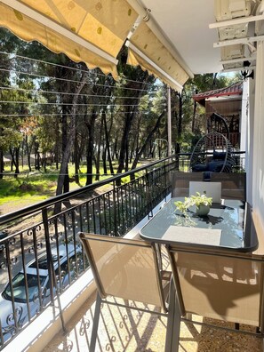 Outdoor dining - Eva Maria - The number 5 Apartment I 2 Bedrooms (Metamorfosi Chalkidiki)