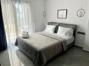 Tabla de planchar con plancha, wifi gratis y ropa de cama 