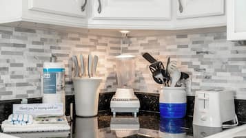 Geladeira, micro-ondas, cooktop, lava-louças