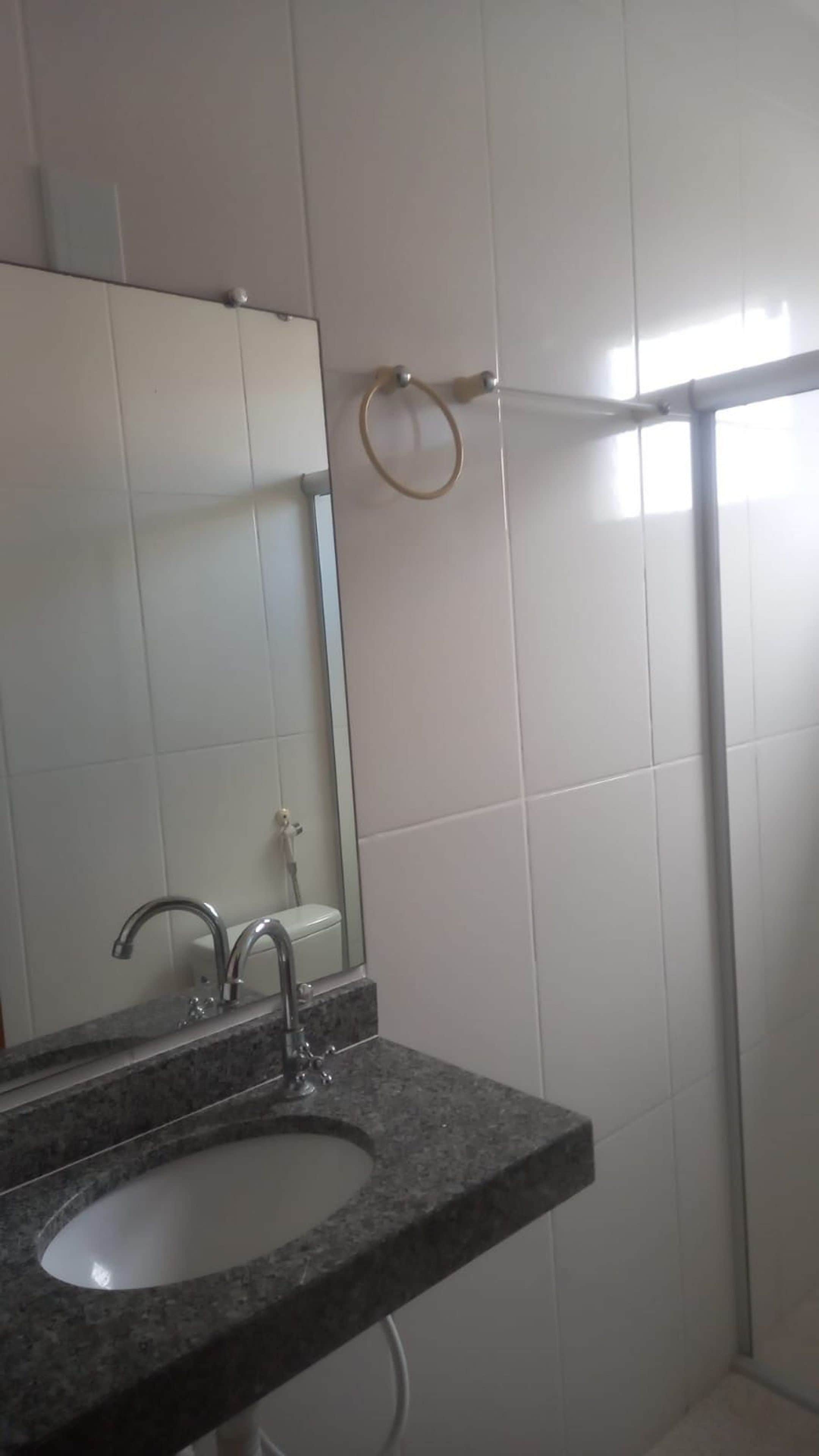 Ein Badezimmer mit Waschbecken, Spiegel und Dusche.