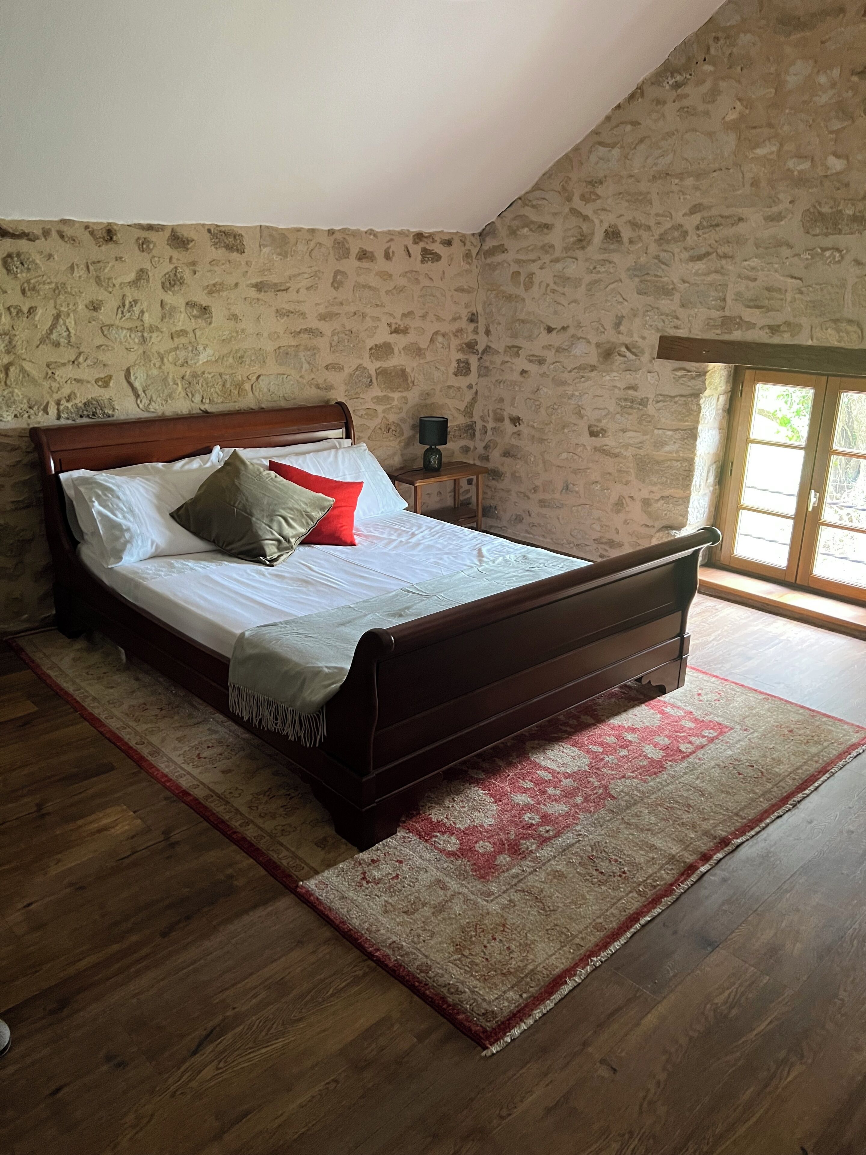 8 chambres, coffres-forts dans les chambres, fer et planche à repasser