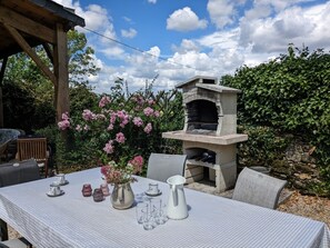 Outdoor dining - 3 charming self-contained gites-beautiful pool & games room; ideal for families (Saint-Georges-de-Noisné)