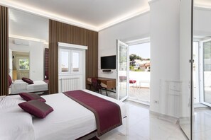 Tabla de planchar con plancha, wifi, ropa de cama
