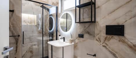 SĂšche-cheveux, serviettes fournies, savon, papier toilette