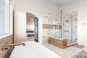 Douche, sèche-cheveux, serviettes fournies