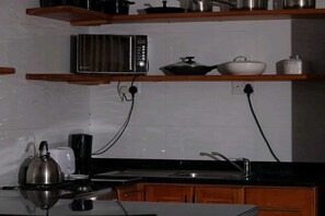 Comfort Suite, Garden View | Private kitchen - Philadelphia Executive Suite (Harare)