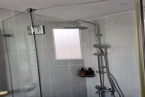 Shower, hair dryer, towels, toilet paper - Myrtos Olive Seaside Villa (lerapetra)