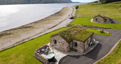The Ruin-Luxury shoreside Retreat-woodfired hot tub - Dog friendly- Ullapool