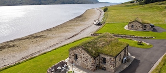 The Ruin-Luxury shoreside Retreat-woodfired hot tub - Dog friendly- Ullapool