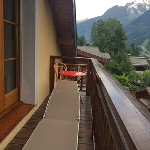 Property grounds - Chamonix, large apartment facing Mont Blanc, quiet and exceptional view, sleeps 4 (Chamonix-Mont-Blanc)