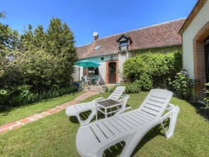 Terrace/patio - Charming cottage near Loire Castles (La Chapelle-Montmartin)