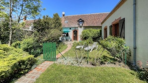 A house with a brick exterior, a tiled roof, and a small front porch. - Charming cottage near Loire Castles (La Chapelle-Montmartin)