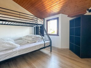 A bunk bed room with a wooden ceiling, a window, and a blue cabinet. - Holiday home with wifi and parking - 7 guests (La Palmyre)