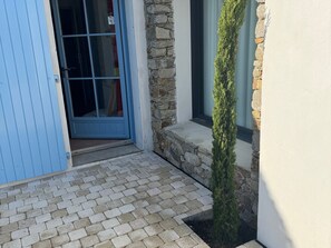 A stone exterior wall, a blue door, and a small potted plant. - Spacious house, Le Vieil, 250m to beach - 10 guests (Noirmoutier-en-l'Île)