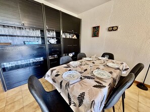 Dining - Air-conditioned apartment, pets OK, parking - 5 guests (Le Lavandou)