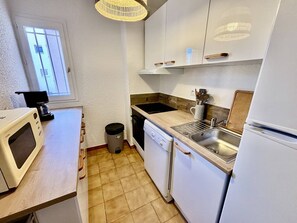 Fridge, microwave, oven, dishwasher - Air-conditioned apartment, pets OK, parking - 5 guests (Le Lavandou)
