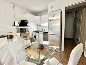 Geladeira, micro-ondas, cooktop, lava-louças