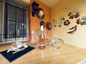 Una mesa con una botella, vasos y objetos decorativos.