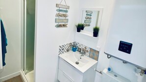 シャワー、ヘアドライヤー、タオル、トイレットペーパー