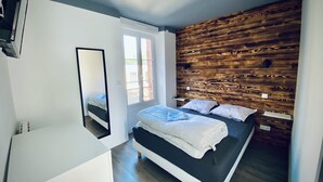 2 室のベッドルーム、アイロン / アイロン台、WiFi、ベッドシーツ