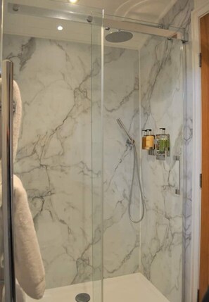 Een douche, een haardroger, handdoeken, zeep
