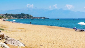 A beach with clear blue water, a few boats, and a distant mountain range. - Beachfront Nest Memi Koroni-seaheaven House A3 (Pylos-Nestoras)