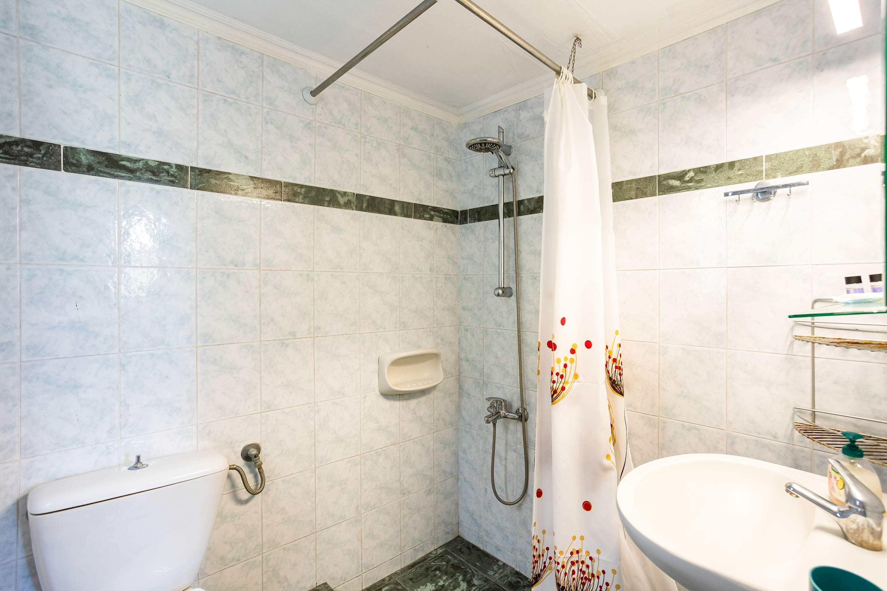 Ein Badezimmer mit Toilette, Dusche und Waschbecken.