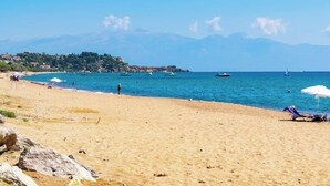 A beach with clear blue water, a few boats, and a distant mountain range. - Beachfront Nest Memi Koroni-seaheaven House B1 (Pylos-Nestoras)