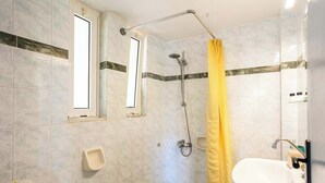 A bathroom with a shower, toilet, and sink. - Beachfront Nest Memi Koroni-seaheaven House B1 (Pylos-Nestoras)