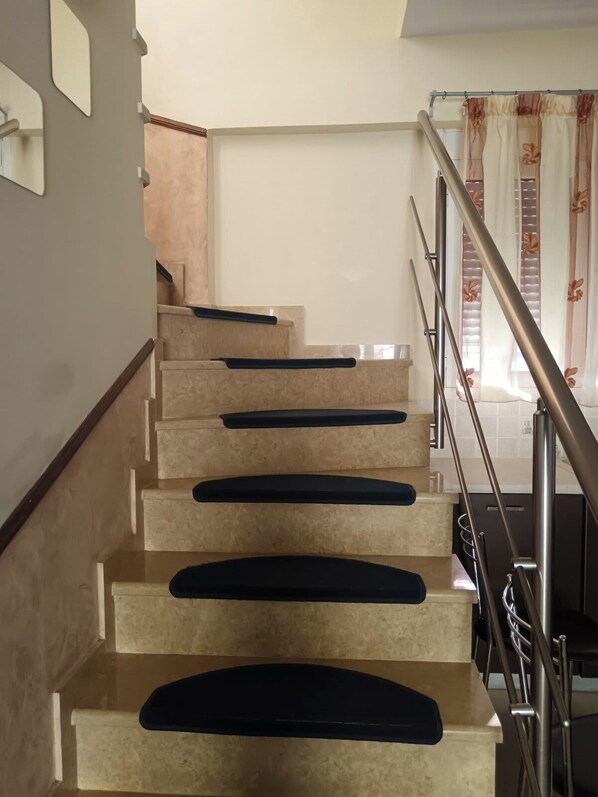 Apartment - Bussiness Maisonette Getaway 5 min From the Beach (Kymi-Aliveri)