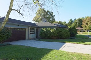 A residential house with a garage, a front yard, and a driveway. - Perfect Notre Dame home, ND football and events, Rent directly from ND faculty (South Bend)