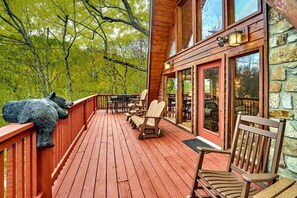 Terrace/patio - Bear Mountain Retreat: Epic Views + Hot Tub + Games (Gatlinburg)