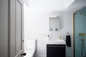 Shower, hair dryer, towels, soap - Georgian Gem Penthouse in Bath Centre! (Bath)