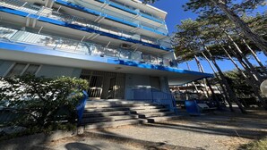 A multi-story building with balconies, a staircase, and trees. - Cozy Accommodation Just 250mt From the Beach (Lignano Sabbiadoro)