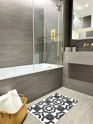 Hair dryer, towels, soap, shampoo - Kings Cross Exclusive residence - 3BR (London)
