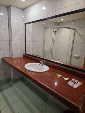 Shower, free toiletries, towels, soap - ZB Suites Baguio ZBBI (Baguio)