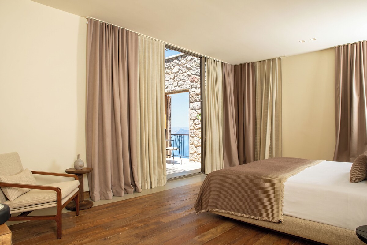Luxury Tek Büyük Yataklı Oda, Veranda, Deniz Manzaralı | Odada kasa, güneşlik/perde, ses yalıtımı, ütü/ütü masası 