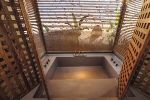 Valley Suite XL Sea View with Private Pool & Yard | Kylpyhuone | Ilmaiset hygieniatuotteet, hiustenkuivaaja, tohvelit, pyyhkeet